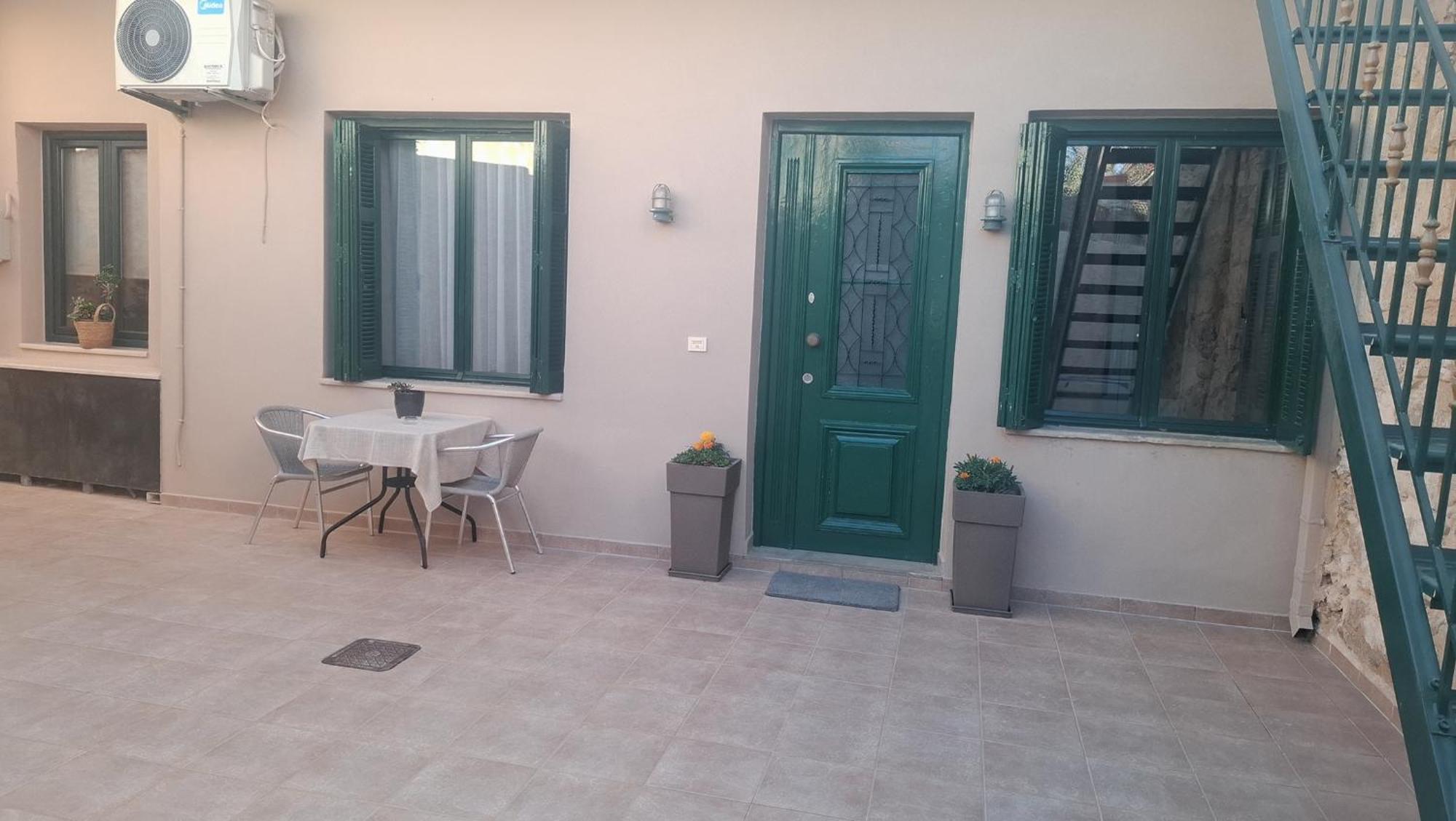 Creta In Center 1 *
